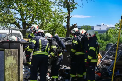 3 Feuerwehren kämpften gegen 3 Meter hohe Flammen in Leonding DSC-2568.jpg