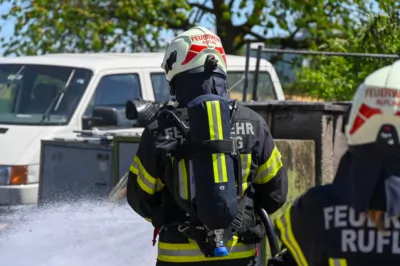 3 Feuerwehren kämpften gegen 3 Meter hohe Flammen in Leonding DSC-2571.jpg