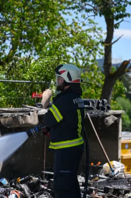 3 Feuerwehren kämpften gegen 3 Meter hohe Flammen in Leonding DSC-2580.jpg