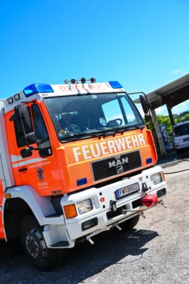 3 Feuerwehren kämpften gegen 3 Meter hohe Flammen in Leonding DSC-2587.jpg