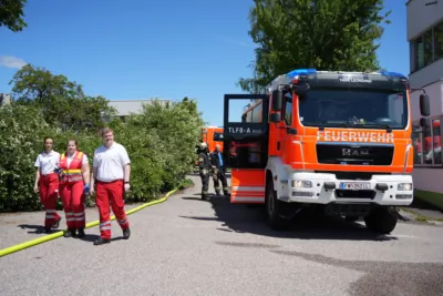 3 Feuerwehren kämpften gegen 3 Meter hohe Flammen in Leonding DSC02670.jpg