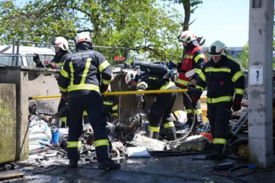 3 Feuerwehren kämpften gegen 3 Meter hohe Flammen in Leonding DSC02682.jpg