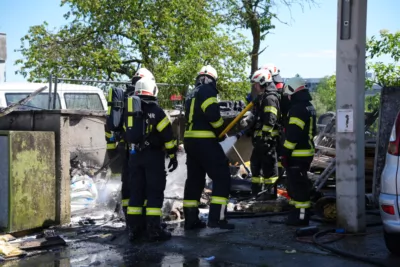 3 Feuerwehren kämpften gegen 3 Meter hohe Flammen in Leonding DSC02687.jpg