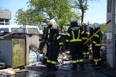 3 Feuerwehren kämpften gegen 3 Meter hohe Flammen in Leonding DSC02691.jpg