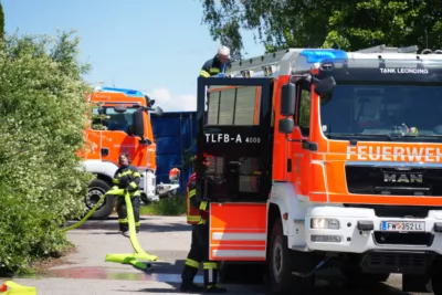 3 Feuerwehren kämpften gegen 3 Meter hohe Flammen in Leonding DSC02694.jpg