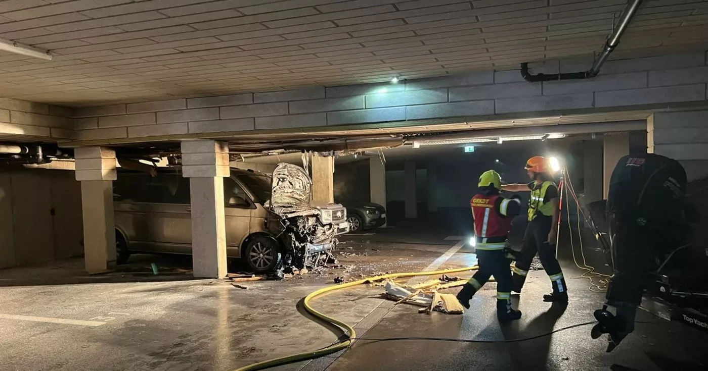 Titelbild: Brand eines PKW in Tiefgarage