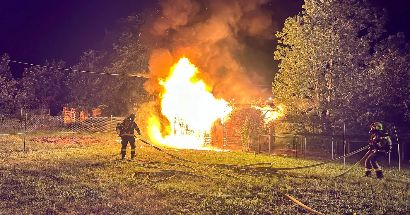 Titelbild: Hütte mit Hühnern und Tauben in Steyr in Flammen