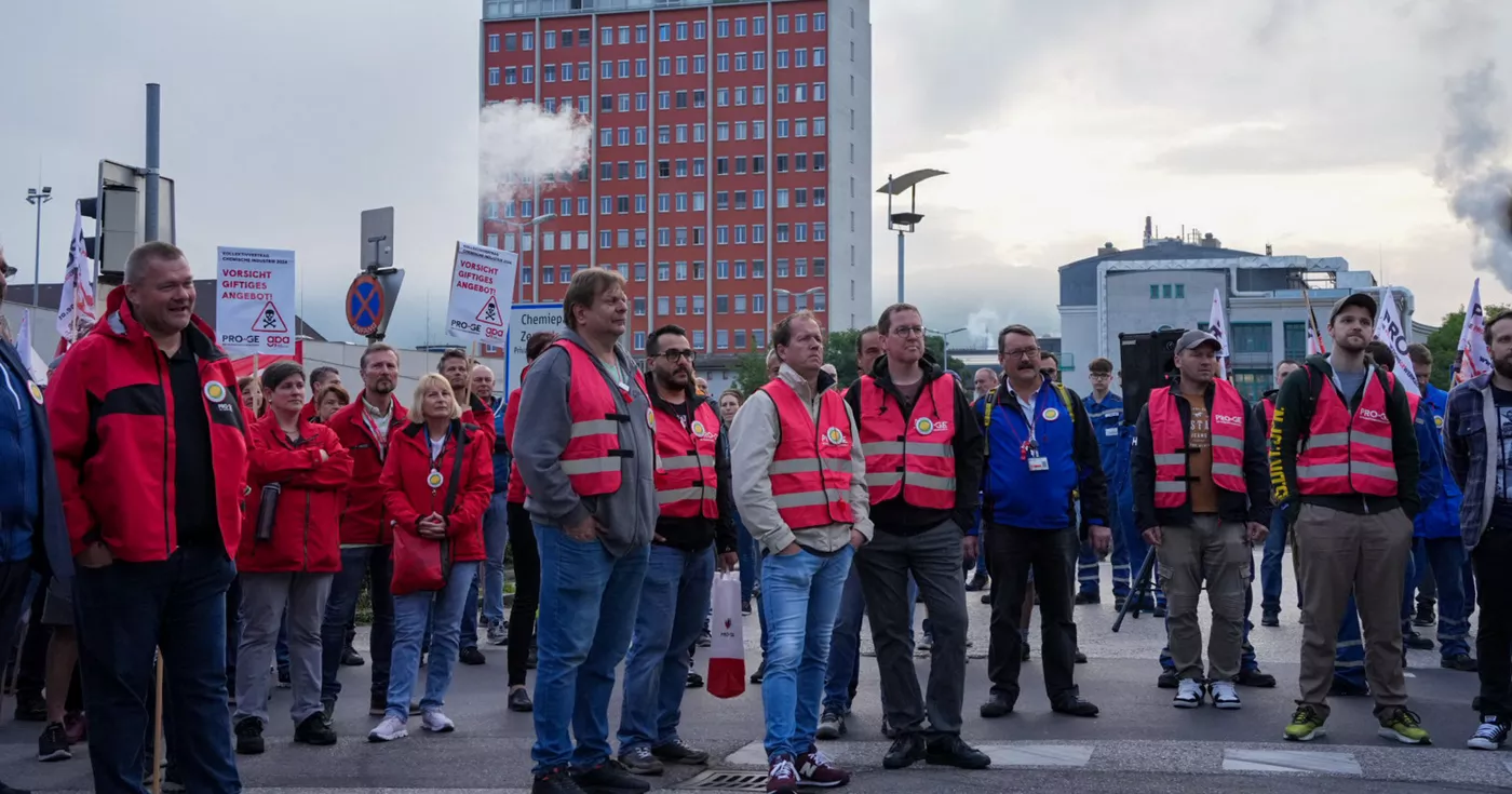 Titelbild: Protest der Chemiearbeiter in Linz