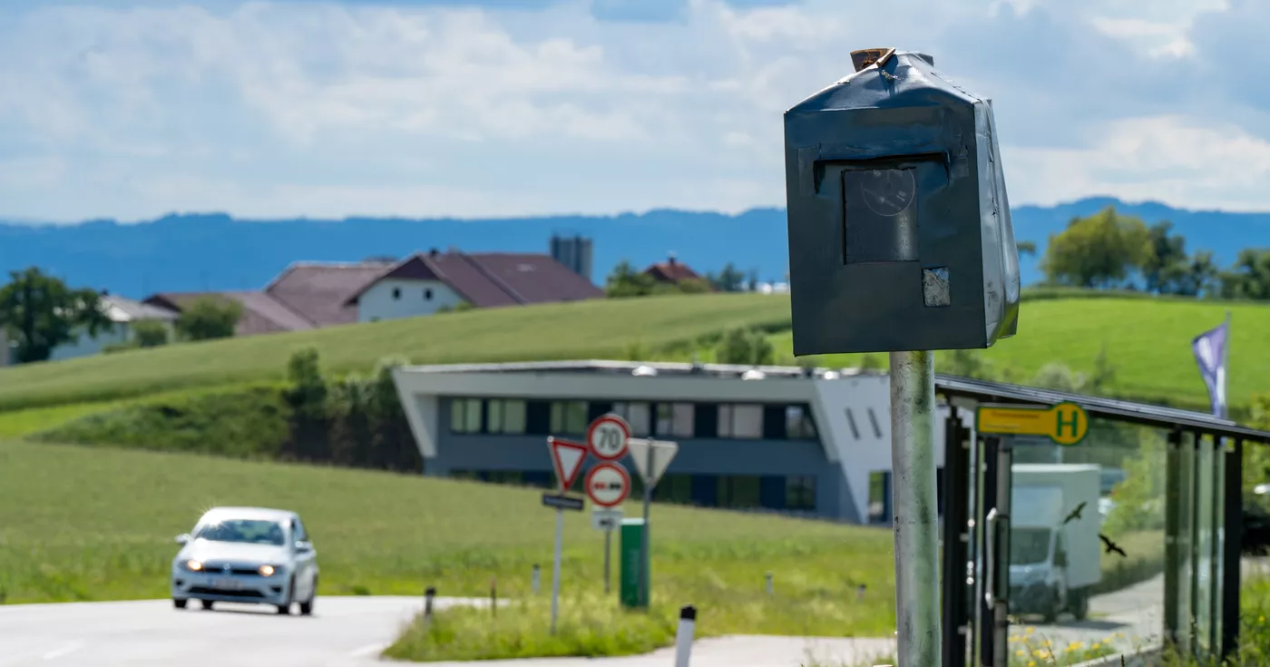 Schmunzeln statt Strafzettel: Attrappe im Gewerbepark Gramastetten