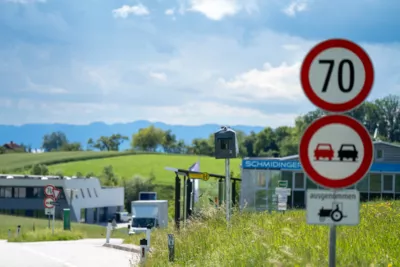 Schmunzeln statt Strafzettel: Attrappe im Gewerbepark Gramastetten A7404268-2400.jpg