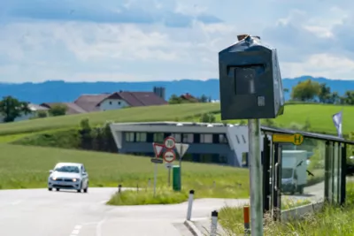 Schmunzeln statt Strafzettel: Attrappe im Gewerbepark Gramastetten A7404273-2400.jpg