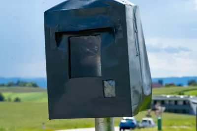 Schmunzeln statt Strafzettel: Attrappe im Gewerbepark Gramastetten A7404278-2400.jpg