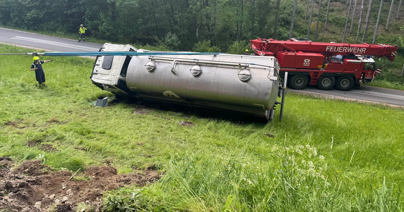 LKW-Bergung im Bezirk Perg - Doppelter Kraneinsatz