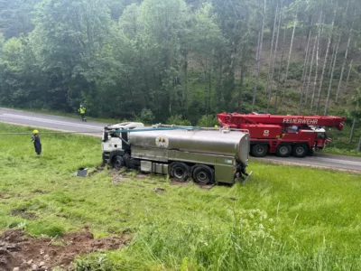 LKW-Bergung im Bezirk Perg - Doppelter Kraneinsatz 10.jpg