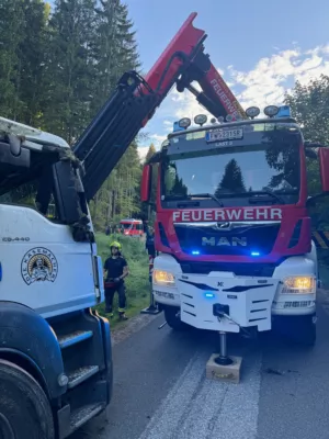 LKW-Bergung im Bezirk Perg - Doppelter Kraneinsatz 11.jpg