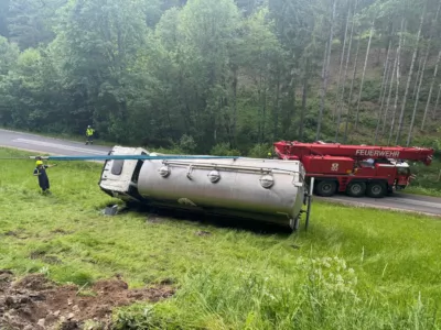 LKW-Bergung im Bezirk Perg - Doppelter Kraneinsatz 20.jpg