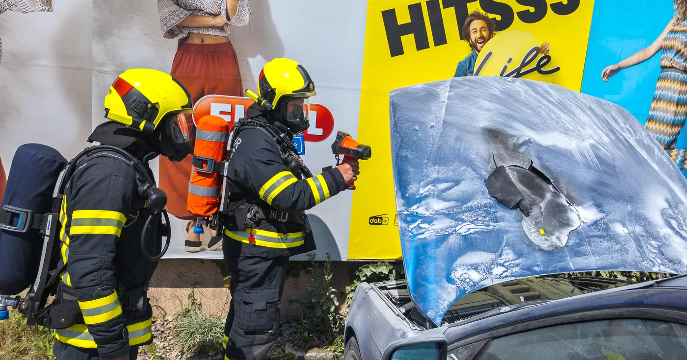 Titelbild: Fahrzeugbrand durch vorbeikommenden LKW-Lenker gelöscht