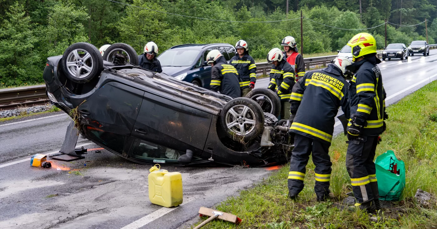 PKW-Unfall zwischen Rottenegg und Lacken: Auto landet auf dem Dach