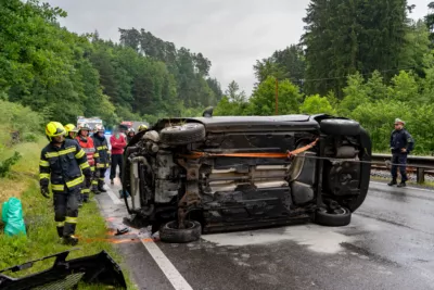 PKW-Unfall zwischen Rottenegg und Lacken: Auto landet auf dem Dach A7404323-2400.jpg