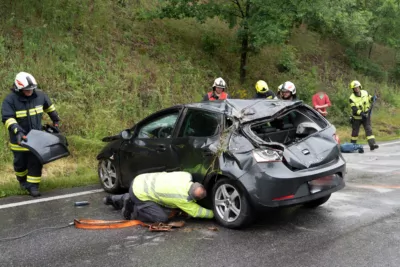 PKW-Unfall zwischen Rottenegg und Lacken: Auto landet auf dem Dach A7404325-2400.jpg