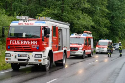 PKW-Unfall zwischen Rottenegg und Lacken: Auto landet auf dem Dach A7404327-2400.jpg