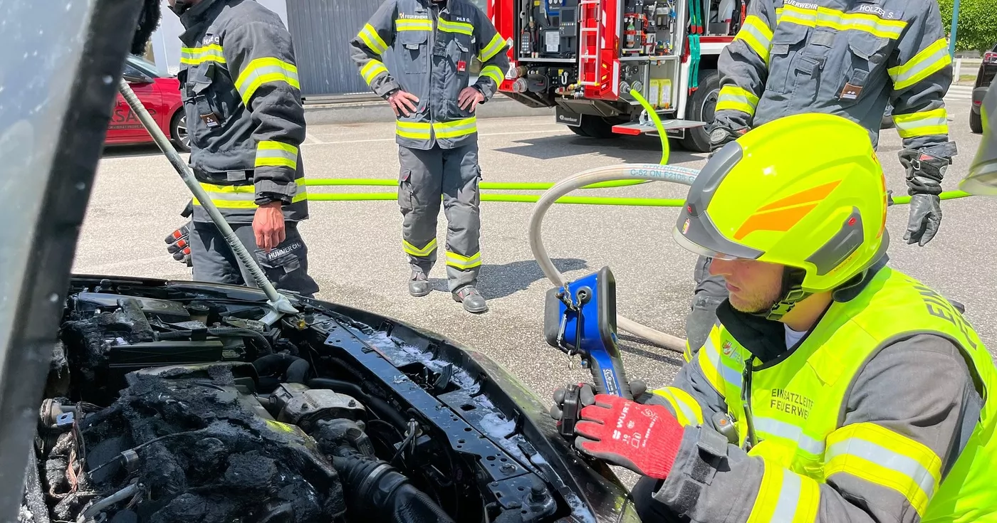 Titelbild: PKW-Brand in Autowerkstatt