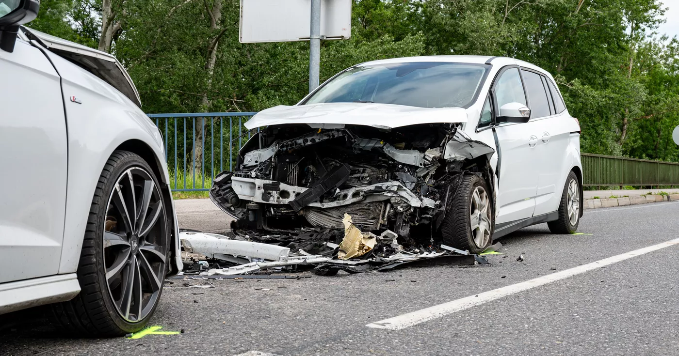 Titelbild: Verkehrsunfall im Bereich der Donaubrücke - Sechs Personen verletzt