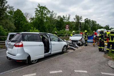 Verkehrsunfall im Bereich der Donaubrücke - Sechs Personen verletzt SB-202405250857-038.jpg