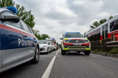 Verkehrsunfall im Bereich der Donaubrücke - Sechs Personen verletzt SB-20240525090084-040.jpg