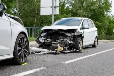 Verkehrsunfall im Bereich der Donaubrücke - Sechs Personen verletzt SB-202405250936137-050.jpg