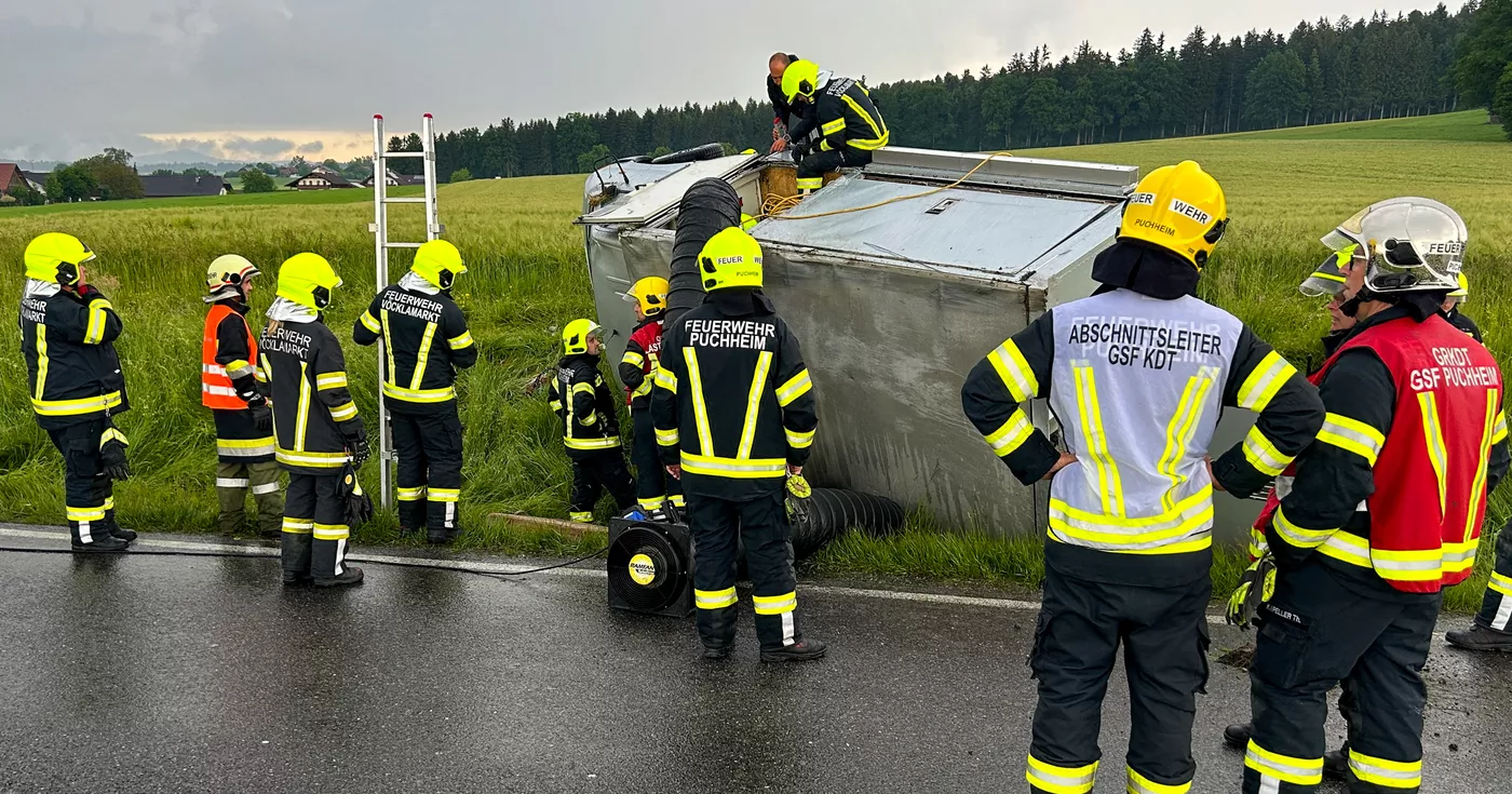 Titelbild: Hendlgrillwagen in Straßengraben gekippt