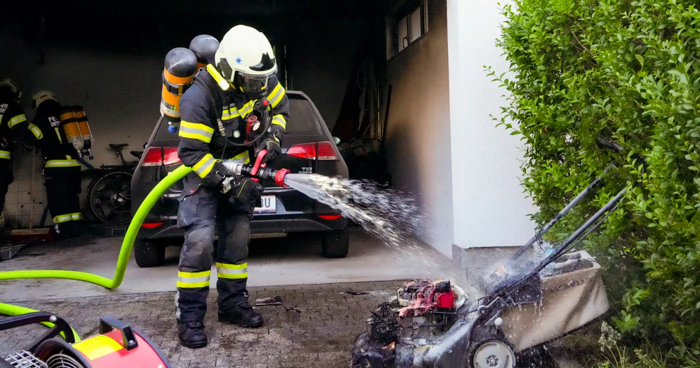 Rasenmäher in Garage in Flammen