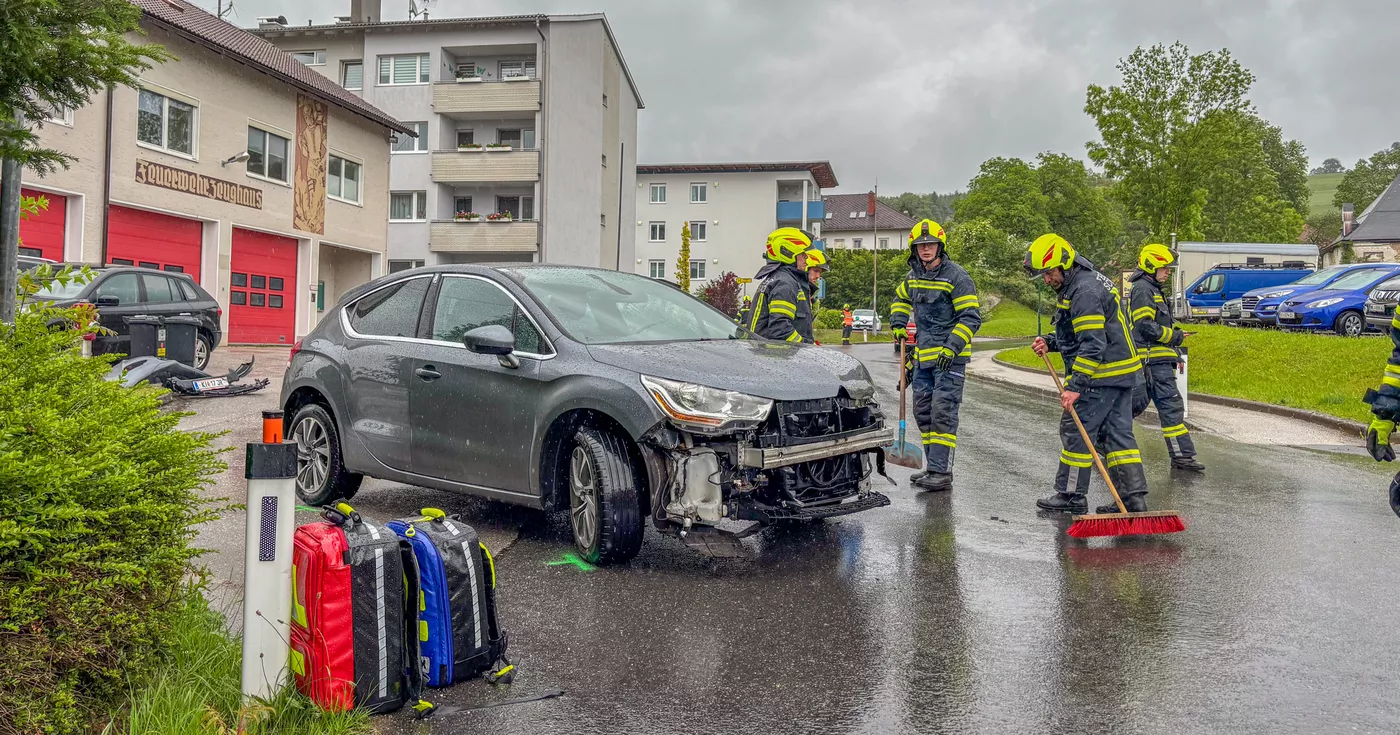 Kreuzungskollision in Schlierbach fordert zwei verletzte