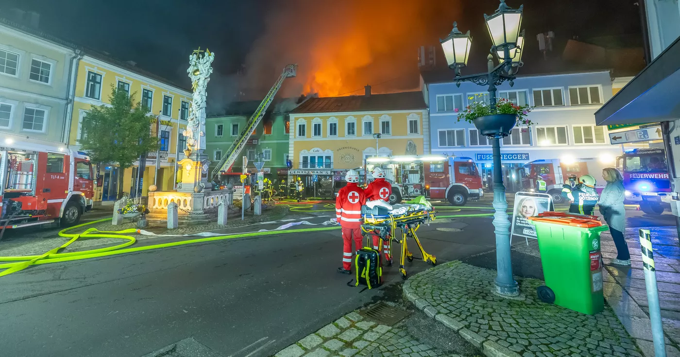 Gebäude am Stadtplatz von Rohrbach in Flammen