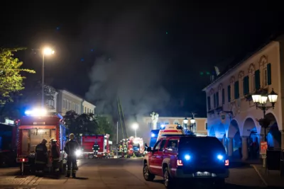 Gebäude am Stadtplatz von Rohrbach in Flammen SCHA-2024052901252400-001.jpg