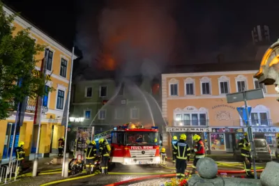 Gebäude am Stadtplatz von Rohrbach in Flammen SCHA-2024052901332400-002.jpg