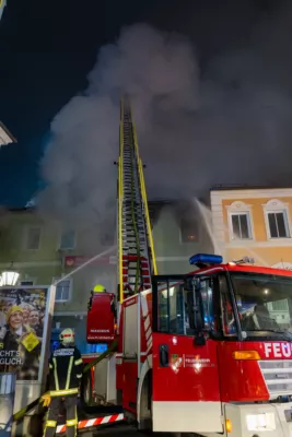 Gebäude am Stadtplatz von Rohrbach in Flammen SCHA-2024052901422400-010.jpg