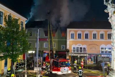 Gebäude am Stadtplatz von Rohrbach in Flammen SCHA-2024052901432400-013.jpg