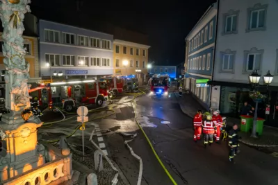 Gebäude am Stadtplatz von Rohrbach in Flammen SCHA-2024052901442400-015.jpg