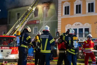 Gebäude am Stadtplatz von Rohrbach in Flammen SCHA-2024052901452400-016.jpg