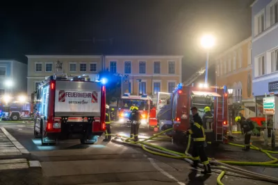 Gebäude am Stadtplatz von Rohrbach in Flammen SCHA-2024052901472400-018.jpg