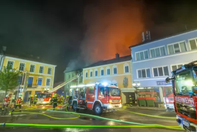 Gebäude am Stadtplatz von Rohrbach in Flammen SCHAR-2024052902200006-002.jpg