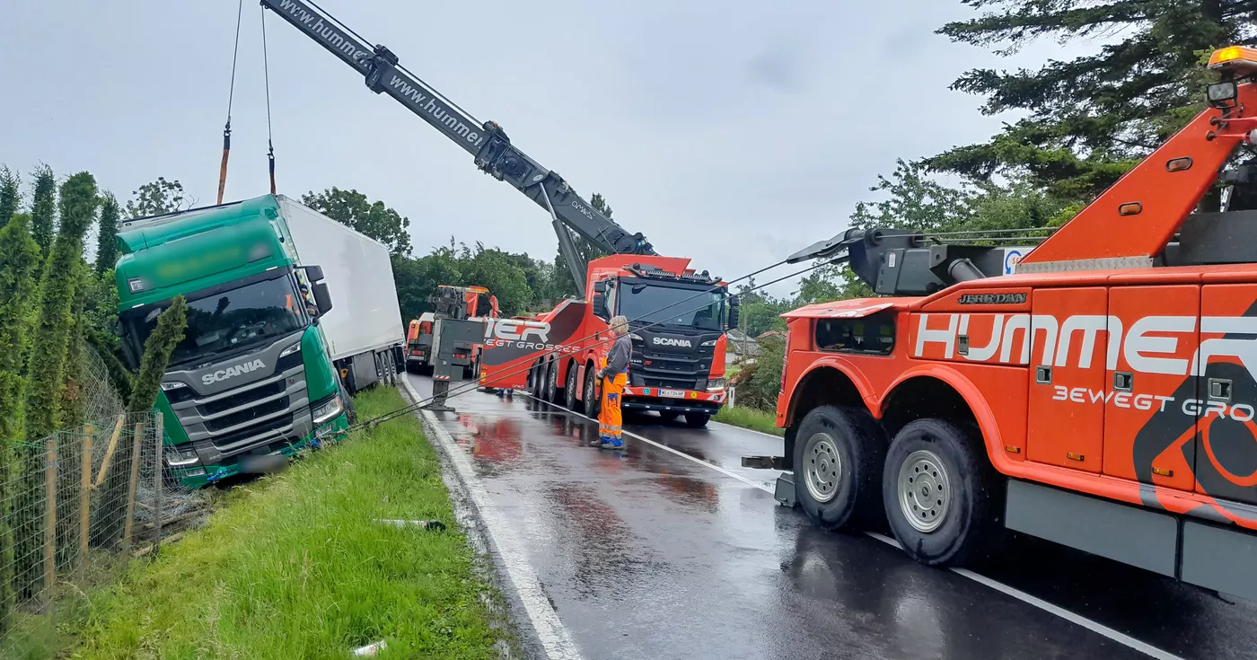 LKW-Unfall auf der B139: Aufwändige Bergung notwendig