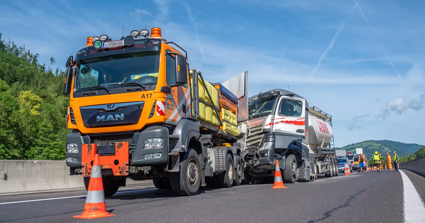 Titelbild: Schwerer Auffahrunfall auf A9 endet mit enormem Sachschaden und massiven Verkehrsbehinderungen