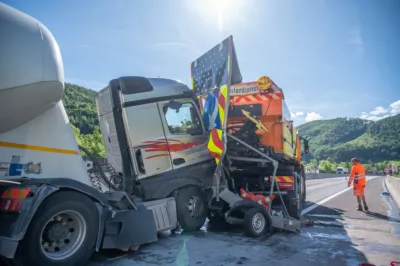 Schwerer Auffahrunfall auf A9 endet mit enormem Sachschaden und massiven Verkehrsbehinderungen DSC-1598.jpg