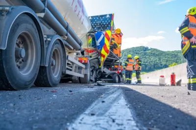 Schwerer Auffahrunfall auf A9 endet mit enormem Sachschaden und massiven Verkehrsbehinderungen DSC-1627.jpg