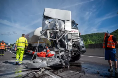 Schwerer Auffahrunfall auf A9 endet mit enormem Sachschaden und massiven Verkehrsbehinderungen DSC-1651.jpg