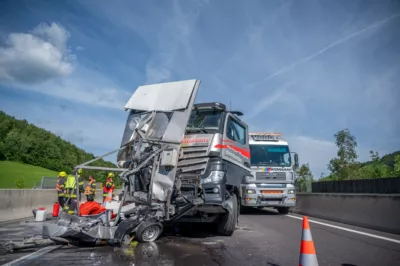 Schwerer Auffahrunfall auf A9 endet mit enormem Sachschaden und massiven Verkehrsbehinderungen DSC-1655.jpg