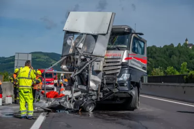 Schwerer Auffahrunfall auf A9 endet mit enormem Sachschaden und massiven Verkehrsbehinderungen DSC-1658.jpg