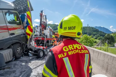 Schwerer Auffahrunfall auf A9 endet mit enormem Sachschaden und massiven Verkehrsbehinderungen DSC-1672.jpg